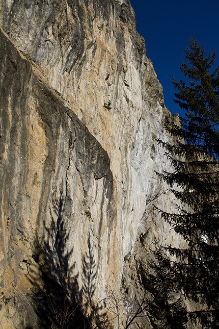 Crap de Scen, Alta Valtellina - Durante l'apertura di Catastrofa, la nuova via d’arrampicata su Crap de Scen in Alta Valtellina (250m, 8a (7a obbl), Paolo Marazzi, Luca Schiera, Giuliano Bordoni, Matteo Colico e Simone Pedeferri)