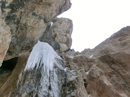 In Vino Veritas, Banc dal Se', Fanes, Dolomites - Manuel Baumgartner and Martin Baumgartner making the first ascent of In Vino Veritas ( WI6 M8, 100m), on Banc dal Se', Fanes, Dolomites.