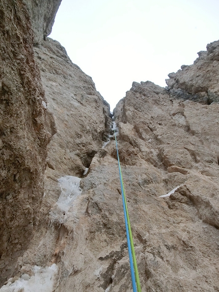 In Vino Veritas, Banc dal Se', Fanes, Dolomiti - Manuel Baumgartner e Martin Baumgartner hanno aperto In Vino Veritas ( WI6 M8, 100m),  sulla parete Banc dal Se', Fanes, Dolomiti.