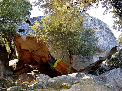 Luogosanto, Gallura, Sardinia - Filippo Manca attempts the boulder problem Lo Squalo at Luogosanto in Gallura, Sardinia.