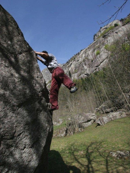 Melloblocco 2015 - Val di Mello Val Masino - Circuit 1 - I Sassisti: Michele Comi climbing Geodes