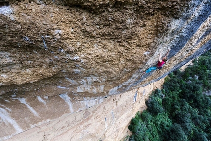 Angela Eiter, Margalef, Spagna - Angela Eiter sale la sua terza via di 9a, Era Vella a Margalef, Spagna, il 15 aprile 2015