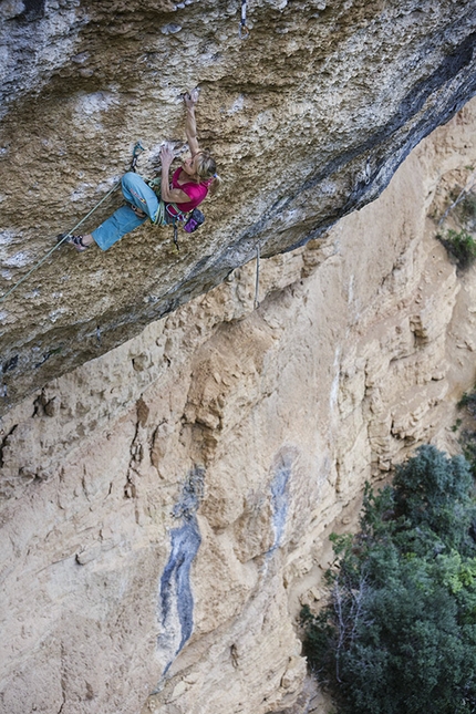 Angela Eiter, Margalef, Spagna - Angela Eiter sale la sua terza via di 9a, Era Vella a Margalef, Spagna, il 15 aprile 2015