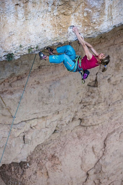 Angela Eiter, Margalef, Spagna - Angela Eiter sale la sua terza via di 9a, Era Vella a Margalef, Spagna, il 15 aprile 2015