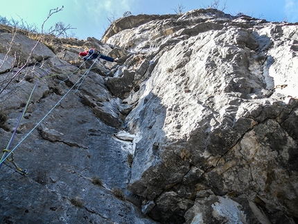 Busa dei Preeri, Val d'Adige - Durante l'apertura di Chiodo Fisso (Michele Lucchini, Tommy Marchesini), Busa dei Preeri, Val d'Adige: Michele Lucchini sul secondo tiro