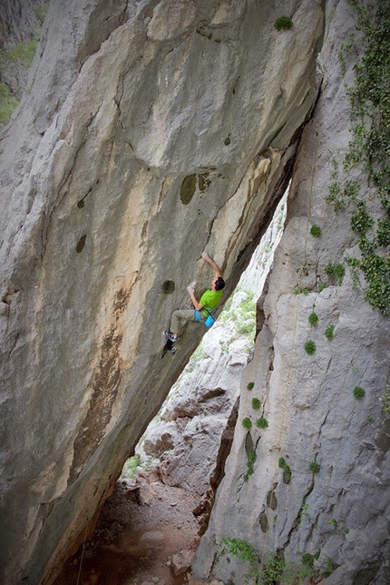 Borna Čujić - Borna Čujić repeating Il Maratoneta 8b+ at Paklenica in Croatia, freed in 1987 by Maurizio Manolo Zanolla.