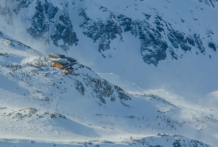 Mezzalama 2015 - Mezzalama 2015: a crowd of athletes at Rifugio Mantova