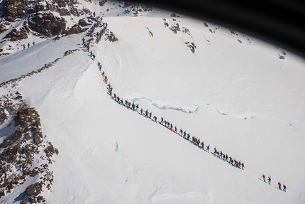 Mezzalama 2015 - Mezzalama 2015: fila di atleti sull'impegnativo Naso del Lyskamm