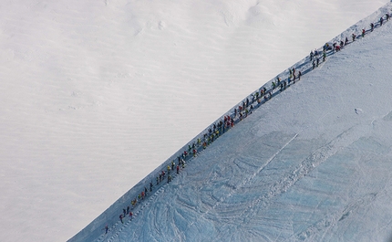 Mezzalama 2015 - Mezzalama 2015: squadre in discesa sugli scalini del Naso del Lyskamm