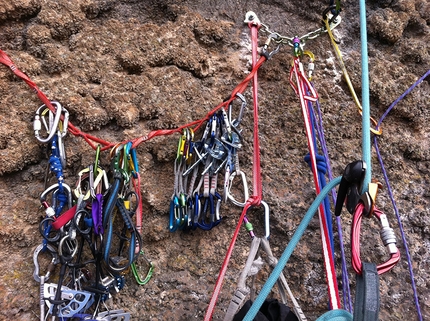 Chiusa di Ceraino, Fuori come Merli, Andrea Simonini, Tommaso Marchesini - Fuori come Merli, Chiusa di Ceraino: the superb belay on pitch 1