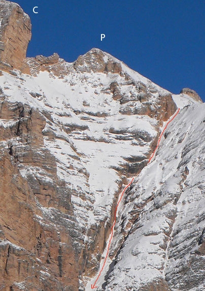 Canale Sud delle Conturines - Particolare della prima parte del canale Sud delle Conturines con la cima principale 3064 m (C), il punto di inizio della discesa (P).