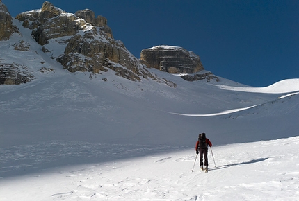 Torre della cima principale 3064 m, - In salita verso la caratteristica torre della cima principale 3064 m, il punto di inizio della discesa è la cima subito a sinistra.