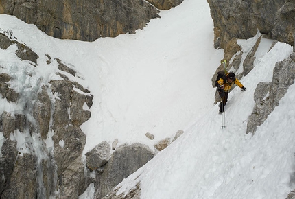 Conturines South Gully - The exposed traverse to the abseil.