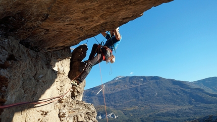 L'Ora del Garda nuova via a Mandrea (Arco) - Rolando Larcher in apertura sul 5° tiro