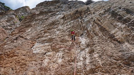 L'Ora del Garda nuova via a Mandrea (Arco) - Luca Giupponi in apertura sul 6° tiro