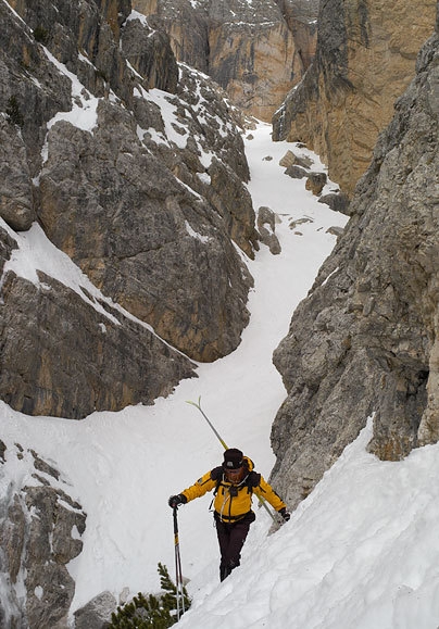 Conturines South Gully - The traverse, with the final and less demanding section in the background.