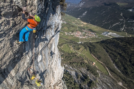 L'Ora del Garda, new rock climb at Mandrea (Arco) - Luca Giupponi climbing pitch 8