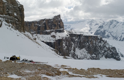 Piz Ciavazes - Sulla forcella del Ciavazes, sullo sfondo il Sass Pordoi e la Marmolada