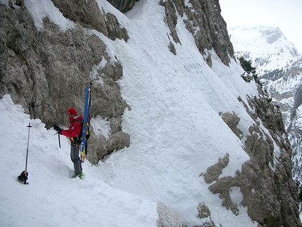 Conturines South Gully - At the start of the traverse to reach the abseil.