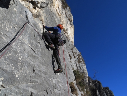 Spirito Baldense, Spalti di Pratovecchio, Val d'Adige - Durante l'aperture di Spirito Baldense (6b, 150m), Spalti di Pratovecchio, Val d'Adige