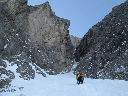 Via Esposito – Butta, Langkofel, Dolomites, Giorgio Travaglia, Alex Walpoth - During the first winter ascent of  Via Esposito – Butta up the North Face of Langkofel, Dolomites: Alex Walpoth reaching the base of the route