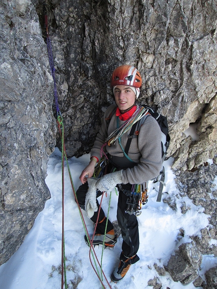 Via Esposito – Butta, Sassolungo, Dolomiti, Giorgio Travaglia, Alex Walpoth - Durante la prima invernale della Via Esposito – Butta sulla nord del Sassolungo in Dolomiti: Alex Walpoth in partenza sul primo tiro