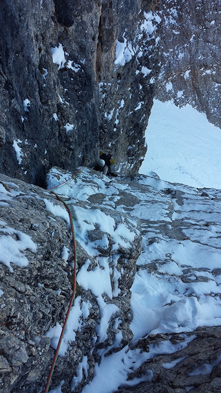 Via Esposito – Butta, Sassolungo, Dolomiti, Giorgio Travaglia, Alex Walpoth - Durante la prima invernale della Via Esposito – Butta sulla nord del Sassolungo in Dolomiti: Giorgio Travaglia sul primo tiro