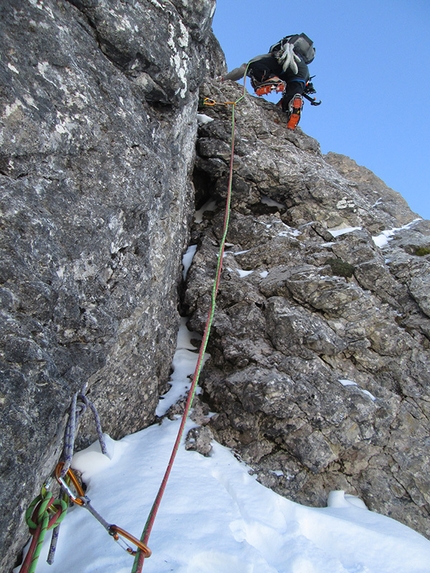 Via Esposito – Butta, Sassolungo, Dolomiti, Giorgio Travaglia, Alex Walpoth - Durante la prima invernale della Via Esposito – Butta sulla nord del Sassolungo in Dolomiti: Alex Walpoth sugli insidiosi primi tiri della via