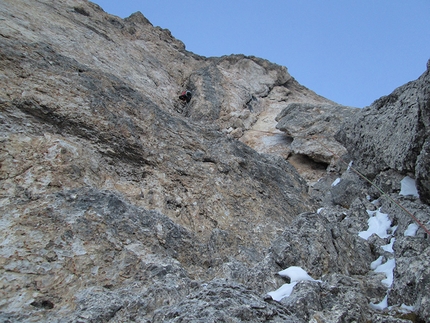 Via Esposito – Butta, Sassolungo, Dolomiti, Giorgio Travaglia, Alex Walpoth - Durante la prima invernale della Via Esposito – Butta sulla nord del Sassolungo in Dolomiti: Alex Walpoth sul diedro giallo