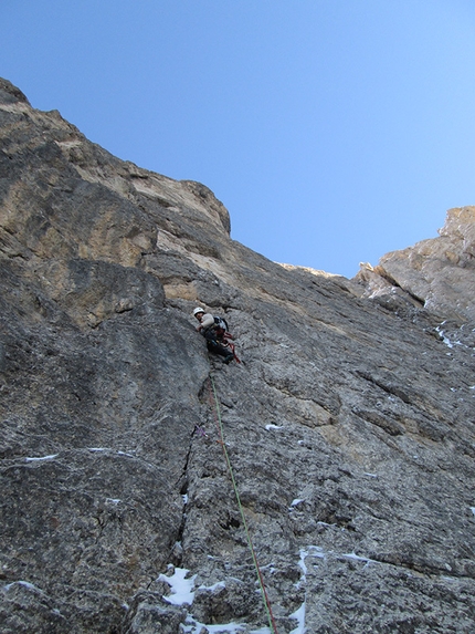 Via Esposito – Butta, Sassolungo, Dolomiti, Giorgio Travaglia, Alex Walpoth - Durante la prima invernale della Via Esposito – Butta sulla nord del Sassolungo in Dolomiti: Giorgio Travaglia sui tiri centrali della via