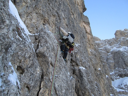 Via Esposito – Butta, Sassolungo, Dolomiti, Giorgio Travaglia, Alex Walpoth - Durante la prima invernale della Via Esposito – Butta sulla nord del Sassolungo in Dolomiti: Giorgio Travaglia sui tiri centrali della via