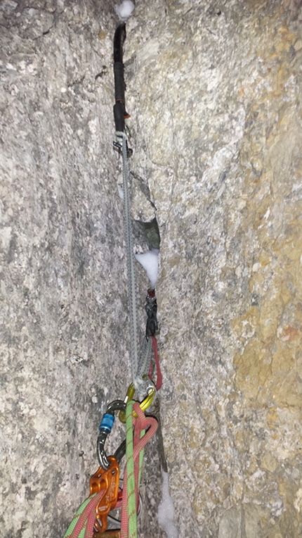 Via Esposito – Butta, Sassolungo, Dolomiti, Giorgio Travaglia, Alex Walpoth - Durante la prima invernale della Via Esposito – Butta sulla nord del Sassolungo in Dolomiti: Quando il materiale è finito bisogna sapersi arrangiare...