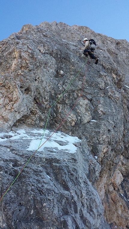 Via Esposito – Butta, Sassolungo, Dolomiti, Giorgio Travaglia, Alex Walpoth - Durante la prima invernale della Via Esposito – Butta sulla nord del Sassolungo in Dolomiti: Giorgio Travaglia sull'ultimo tiro impegnativo della via