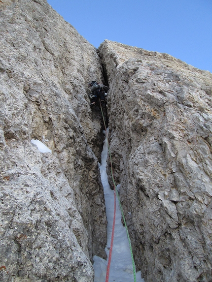 Via Esposito – Butta, Sassolungo, Dolomiti, Giorgio Travaglia, Alex Walpoth - Durante la prima invernale della Via Esposito – Butta sulla nord del Sassolungo in Dolomiti: Alex Walpoth sui camini della via Pichl