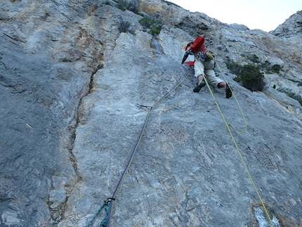 Monte Gallo, Palermo, Sicilia, Fabrice Calabrese, Mauro Florit, Eugenio Pinotti - Durante l'apertura di Nato due volte, Monte Gallo, Sicilia: la placca iniziale del quarto tiro