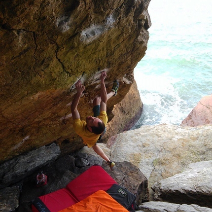 Nacho Sanchez climbs Cthulhu 8C at Arnao