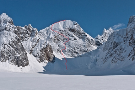 Alaska, Mount Reaper, Neacola Range, Hansjörg Auer, Much Mayr - The line of Sugar Man (M7, 85°, A1, 750m), put up by Hansjörg Auer and Much Mayr on 17/05/2015 on the hitherto unclimbed Mount Reaper in Alaska