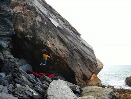 Nacho Sanchez: the Cthulhu bouldering video at Arnao