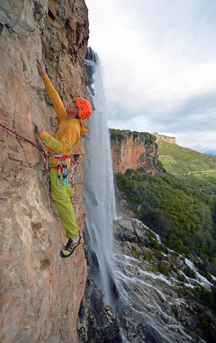 Sardegna arrampicata - Maurizio Oviglia sul terzo tiro di Carpe Diem. Foto Cecilia Marchi