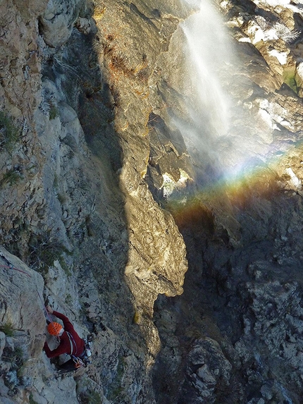 Sardegna arrampicata - Fabio Erriu durante l'apertura di Carpe Diem.