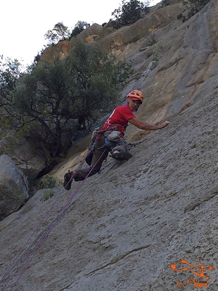 Sardegna arrampicata - Roberto Vigiani in apertura