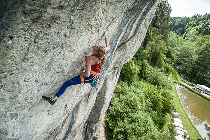 Lena Herrmann sale Klondike Cat 8c nel Frankenjura