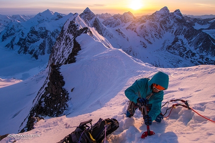 Alaska, Mt Deborah, Jon Griffith, Will Sim - Jon Griffith e Will Sim durante la prima salita della parete NO di Mt Deborah in Alaska, aprile 2015