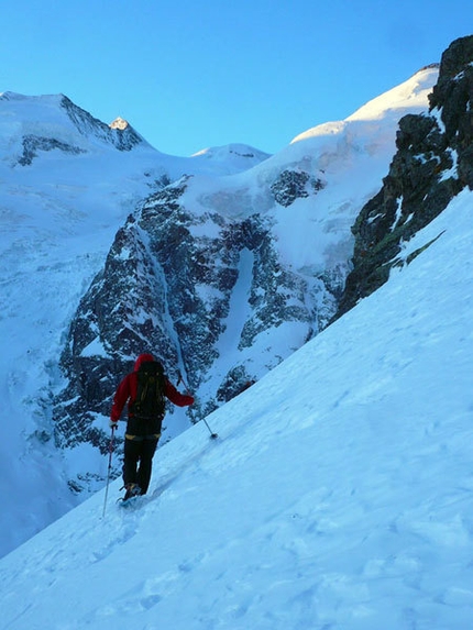 Morteratsch Est (Bernina) - Durante l'avvicinamento, in secondo piano il canale della Gorgia sulla Est del Bernina