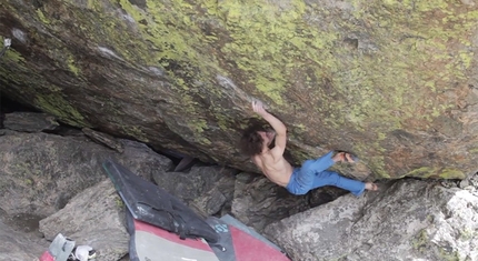 Adam Ondra flashes Jade 8B+ at RMNP