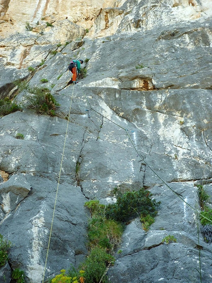 Monte Gallo, Sicilia - Fabrice Calabrese apre il primo tiro di Vuoti di Memoria (6b max (6a obbl), 150m Fabrice Calabrese, Luigi Cutietta e Maurizio Oviglia, 22 e 24 aprile 2015) sul Monte Gallo, Sicilia