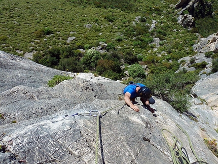 Monte Gallo, Sicilia - Fabrice Calabrese sulla splendida roccia del secondo tiro di Vuoti di Memoria (6b max (6a obbl), 150m Fabrice Calabrese, Luigi Cutietta e Maurizio Oviglia, 22 e 24 aprile 2015) sul Monte Gallo, Sicilia