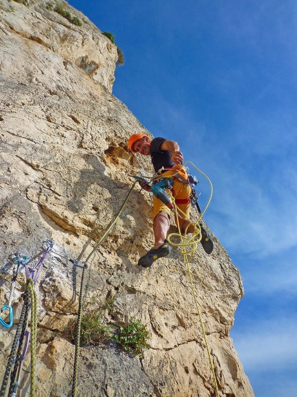 Monte Gallo, Sicilia - Maurizio Oviglia apre la 4 lunghezza di Vuoti di Memoria (6b max (6a obbl), 150m Fabrice Calabrese, Luigi Cutietta e Maurizio Oviglia, 22 e 24 aprile 2015) sul Monte Gallo, Sicilia