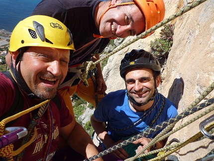 Monte Gallo, Sicilia - Fabrice Calabrese, Maurizio Oviglia e Luigi Cutietta durante l'apertura di Vuoti di Memoria (6b max (6a obbl), 150m) sul Monte Gallo, Sicilia