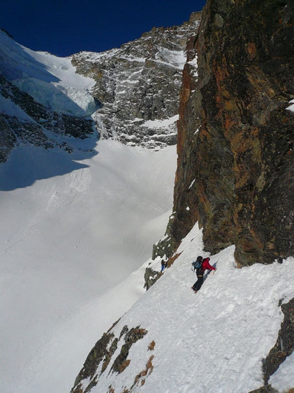 Morteratsch Est (Bernina) - La cengia che dà accesso al vallone sotto la parete